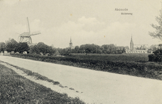 6823 Gezicht op de Rijksstraatweg te Abcoude (gemeente Abcoude-Baambrugge), uit het oosten, met links de korenmolen en ...